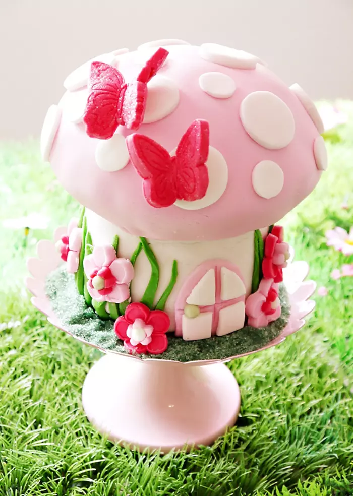 décoration originale réalisée en sucre fondant sur un gâteau enfant anniversaire en forme de champignon