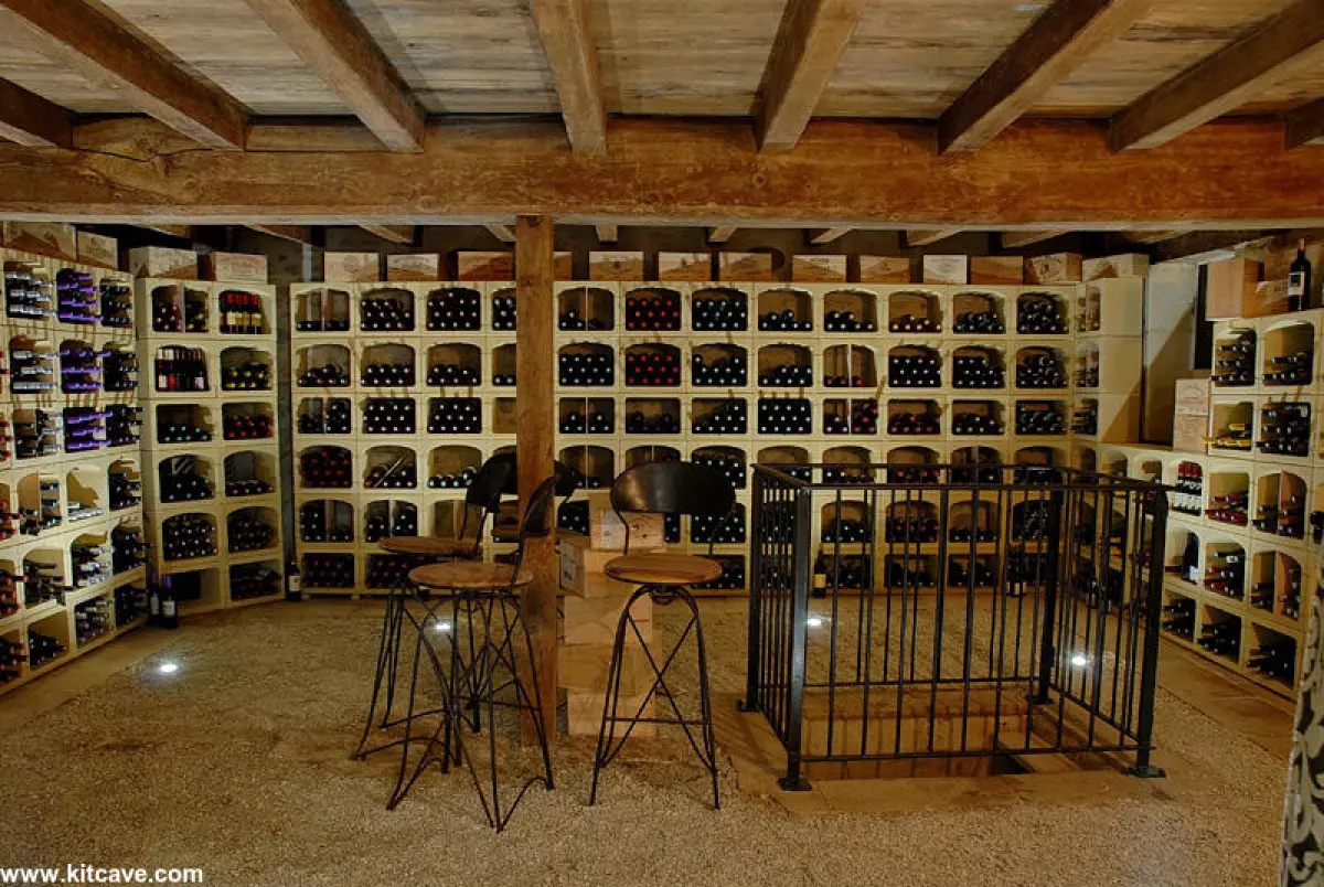 Aménagement cave à vin et casier de rangement pour bouteilles dans une maison ou un sous-sol de garage.