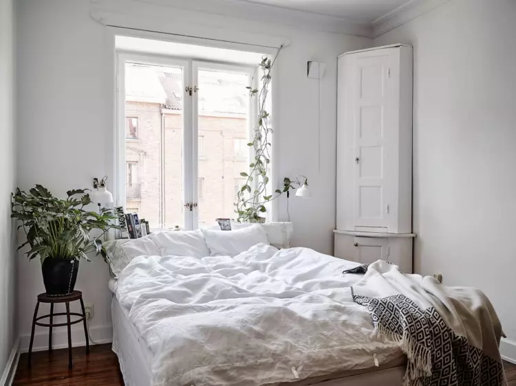 lit sous fenetre petite chambre blanche meuble rangement angle
