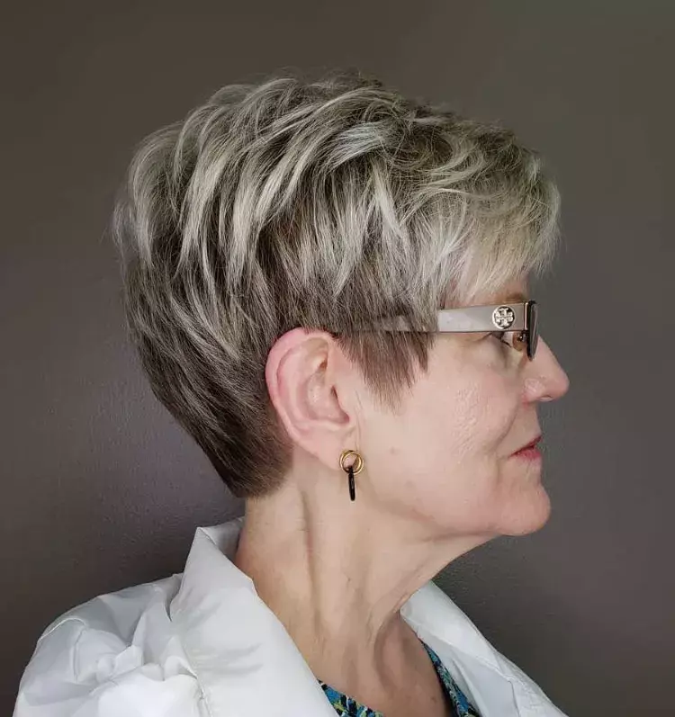 coupe de cheveux court pixie cut femme 60 ans avec mèches lunettes