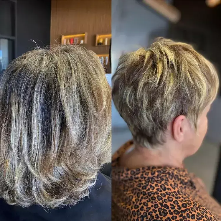 coupe de cheveux court femme 60 ans avec mèches blondes pixie