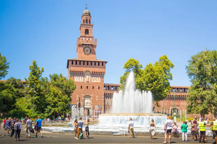 La fontaine et l’entrée sud du château des Sforza