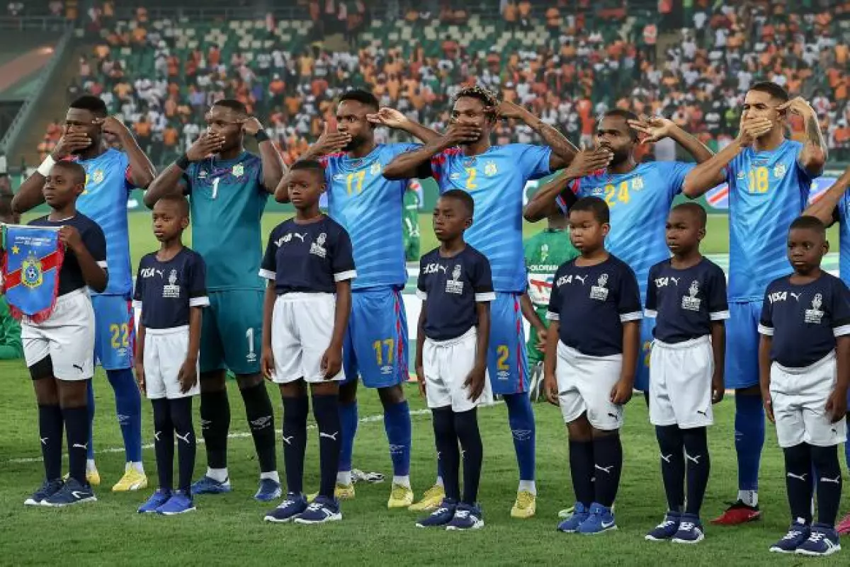 Les joueurs de l'équipe de RDC, lors de la demi-finale de la CAN à Abidjan (Côte d'Ivoire), ont adopté une posture symbolique pour attirer l'attention sur la crise dans leur pays.